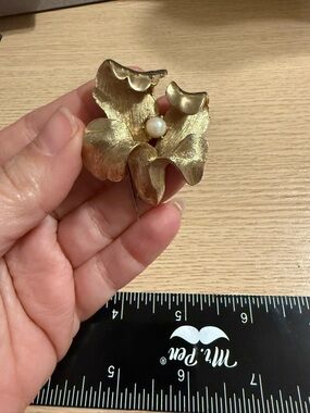 Lee Sands Vintage Gold Tone Floral Brooch Faux Pearl Textured Flower Pin LEE CO